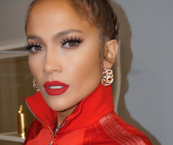 «Расслабленная и заряженная»: Дженнифер Лопес поделилась фотографией в бикини