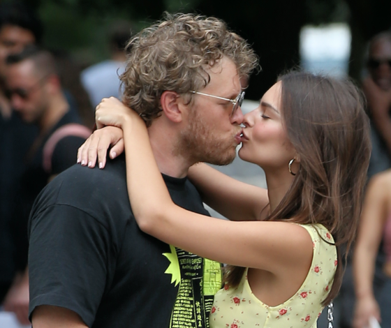 Красивые! Эмили Ратаковски целуется на прогулке с мужем