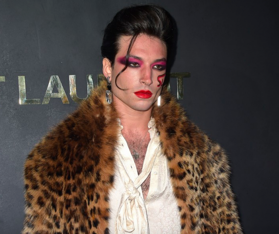 Лучший! Эзра Миллер в ОЧЕНЬ опасных леопардовых шортах на показе Saint Laurent