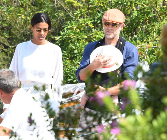 Какая пара! Венсан Кассель и Тина Кунаки на прогулке с дочкой в Венеции