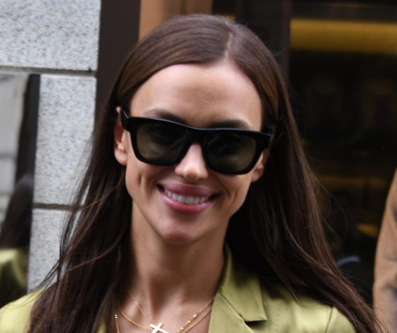 В костюме на голое тело: новый выход Ирины Шейк