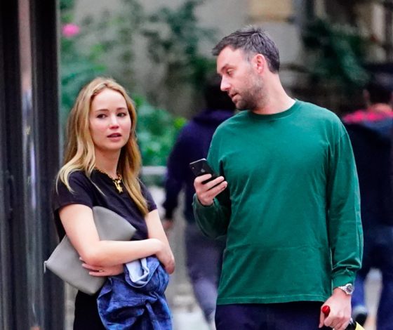 Семейные хлопоты: Дженнифер Лоуренс с мужем выбирают новый дом за 20 миллионов долларов