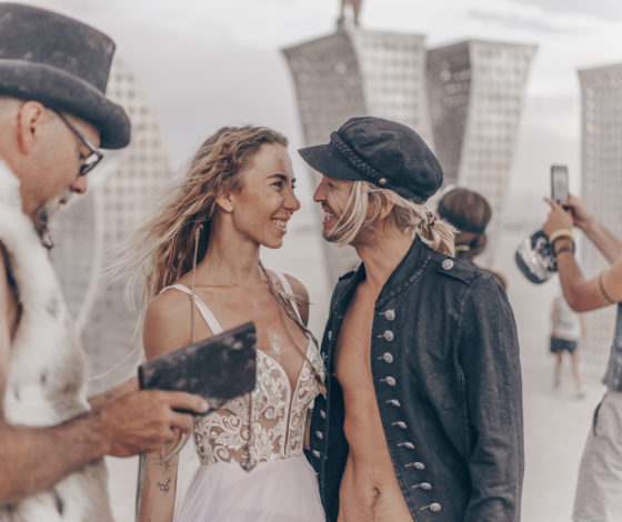 Эксклюзив. Сколько стоит свадьба на фестивале Burning Man?