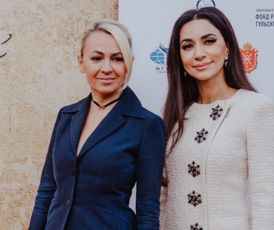 Зара, Яна Рудковская и Мирослава Карпович на открытии памятника Льву Толстому