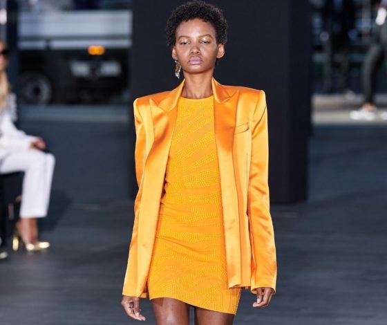 Желтый шелк - мастхэв следующей весны! Весь показ David Koma здесь