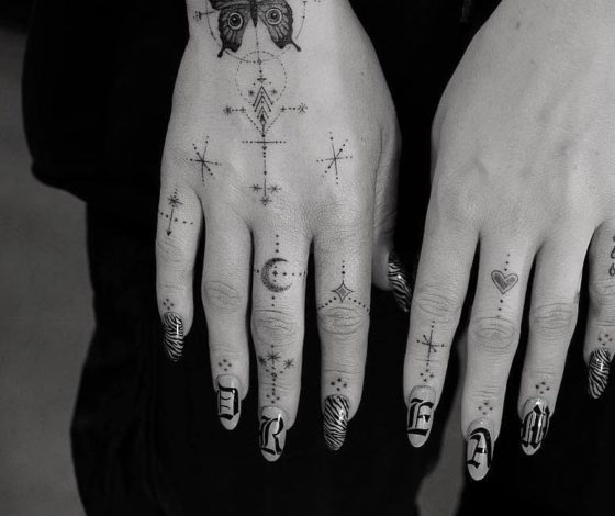 Как у Хейли Бибер: очень красивые татуировки на пальцах