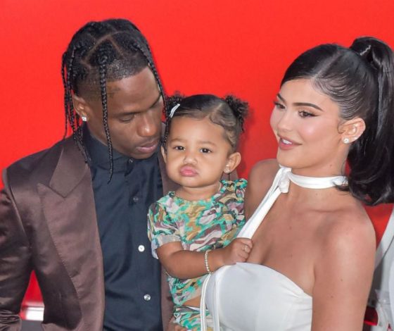 Фото дня: Трэвис Скотт отправился в парк развлечений с 4-летней дочерью