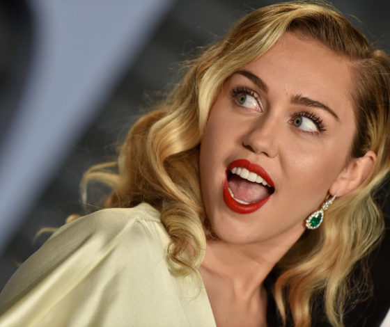 Теперь по певцам! Майли Сайрус целуется с завидным холостяком