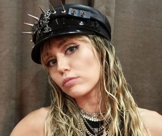 Поклонники не в восторге: новая стрижка Майли Сайрус