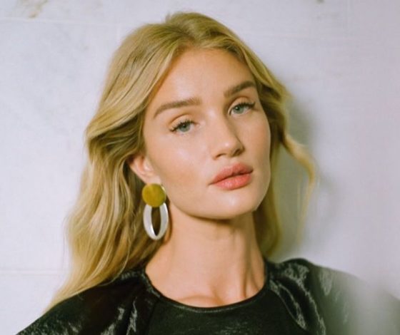 Роузи Хантингтон-Уайтли показала, как повторить её фирменную укладку