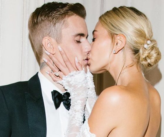 Хейли вышла замуж в Off-White. Вспоминаем самые красивые свадебные платья звёзд!