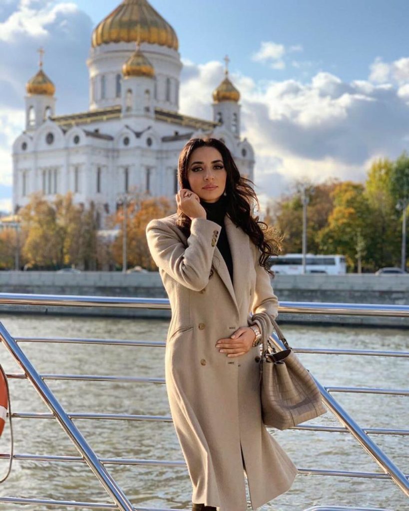 Зара гуляет по достопримечательностям Москвы