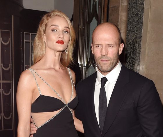 Жігіт саусақтарымен қызды оргазмға әкеледі