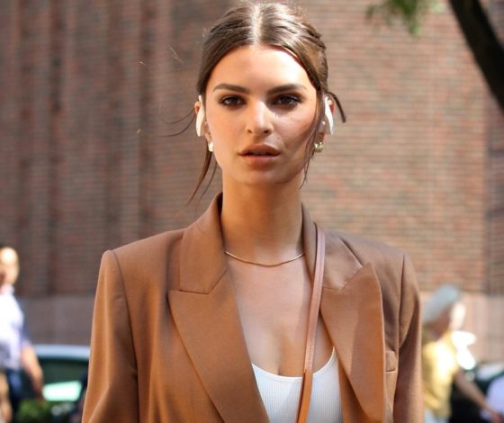 Она одета! Новый выход Эмили Ратаковски