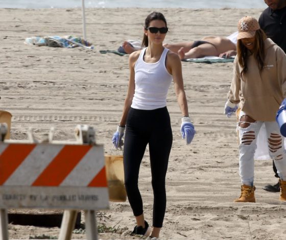 Берем пример! Кендалл Дженнер и Хлоя Кардашьян очистили пляж от мусора