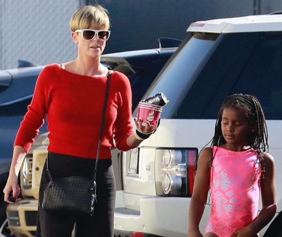 Шарлиз Терон с сыном в кафе! Она с короткой стрижкой, он с дредами и в платье