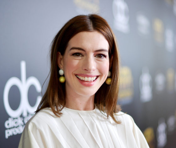 Дикий Запад: Энн Хэтэуэй носит кожаный топ с джинсами-клеш и казаками