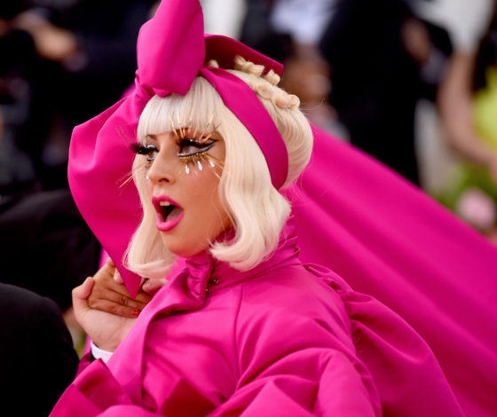 Это очень смешно: как Леди Гага упала со сцены?