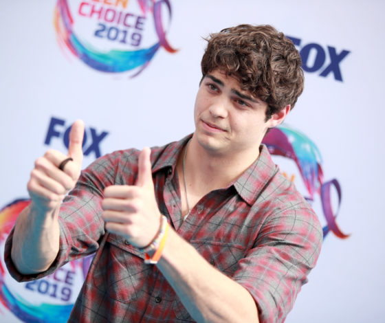 Звезда Netflix сменил прическу. И фанаты в ярости!