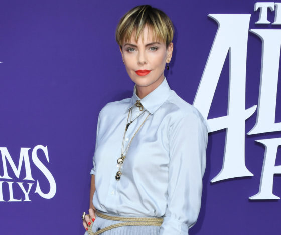 Кристина Агилера, Хлоя Морец и Шарлиз Терон на премьере «Семейки Аддамс»