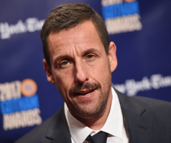 Адам Сэндлер перенес операцию: теперь актер передвигается с помощью трости