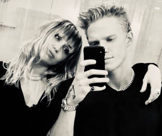 Так мило! Что стоит на заставке телефона у Коди Симпсона?