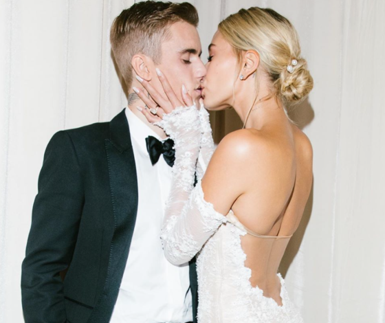 Хейли Бибер показала свадебное платье! И оно с секретом