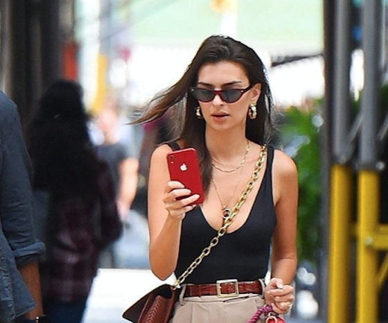 А муж видел? Эмили Ратаковски с огромным декольте выгуливает собаку