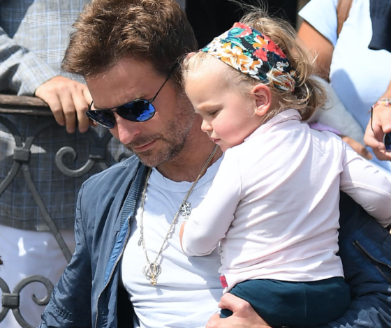 Пока мама с друзьями: Брэдли Купер гуляет с дочкой