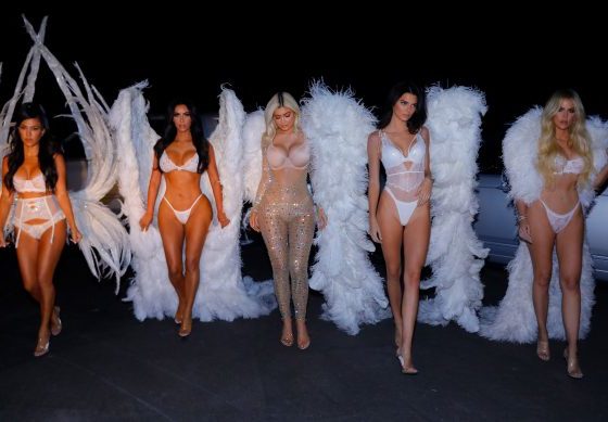 Для вдохновения! Лучшие костюмы сестер Кардашьян на Хэллоуин