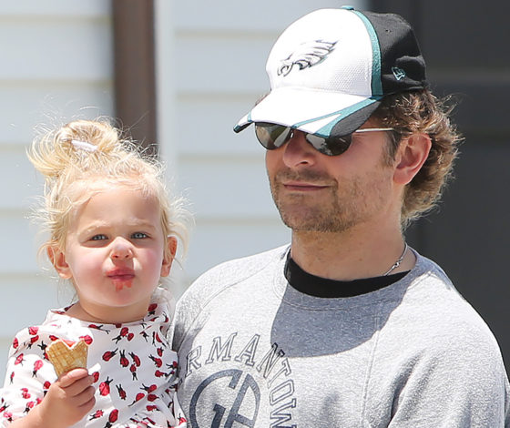 Пока Ирина Шейк отдыхает с друзьями: новый выход Брэдли Купера с дочкой