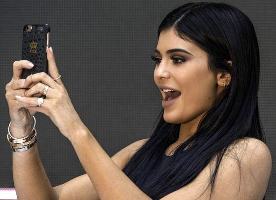 Кайли спела дочке и стала мемом! Собрали самые смешные