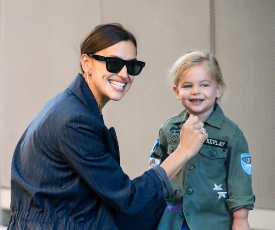 Всегда вместе! Ирина Шейк на прогулке с дочкой в Нью-Йорке