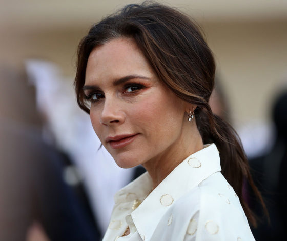 Королева! Виктория Бекхэм повторила свое легендарное фото с растяжкой