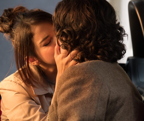 Селена Гомес на съемках фильма Вуди Аллена: очень короткое мини и много поцелуев