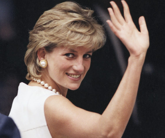 Платье принцессы Дианы, в котором она танцевала с Джоном Траволтой, продают! Сколько стоит?