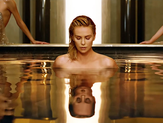 Идеал! Абсолютно голая Шарлиз Терон в новой рекламной кампании
