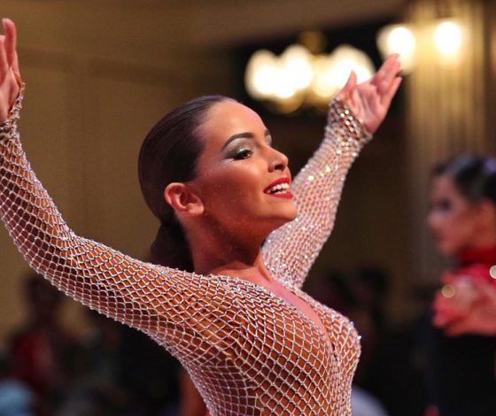 Чемпионка в 13 лет! Самые яркие образы Тони Худяковой с выступлений по бальным танцам