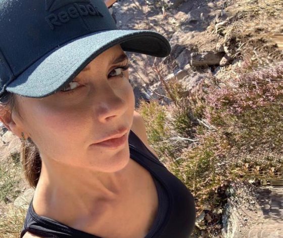 Вместо классических брюк и юбок: Виктория Бекхэм в лосинах в аэропорту Лондона