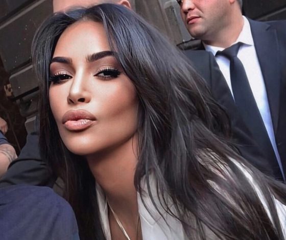 Это смешно! Ким Кардашьян комментирует свои лучшие образы