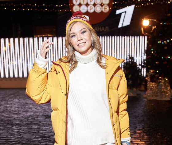 Алла Михеева, Татьяна Навка и Юлия Хлынина на открытии ГУМ-катка