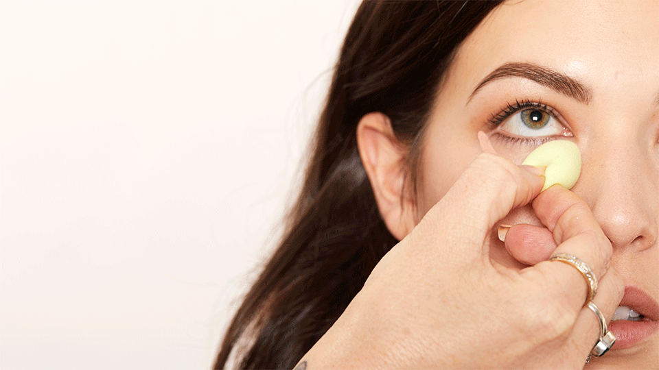 Скрыть мешки под глазами с помощью макияжа: как это можно сделать?