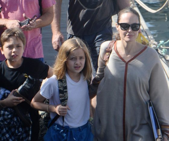 Обожаем! Анджелина Джоли на морской прогулке с детьми