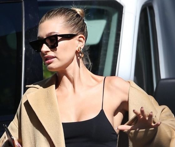 Главное — все сделать красиво: Хейли Бибер чуть не упала на каблуках!