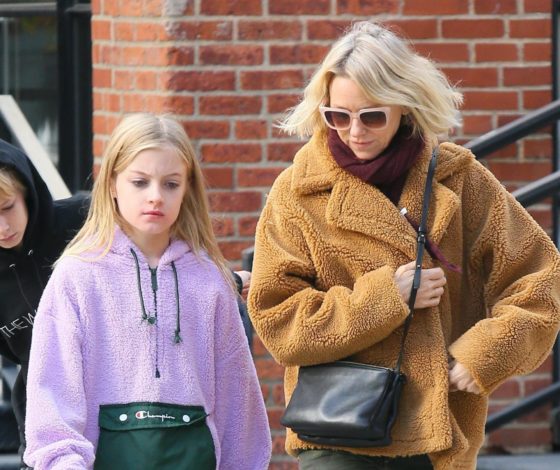 Наоми Уоттс на прогулке с 10-летним сыном. Он снова одет как девочка!