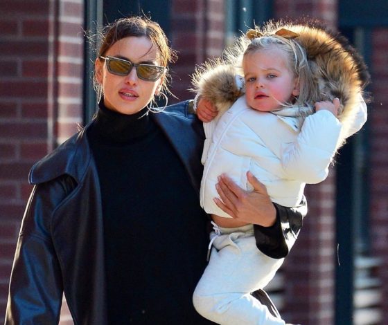 Стиль на двоих! Ирина Шейк на прогулке с дочкой в Нью-Йорке
