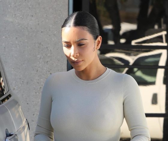 Мечта, а не фигура! Ким Кардашьян на прогулке с мамой