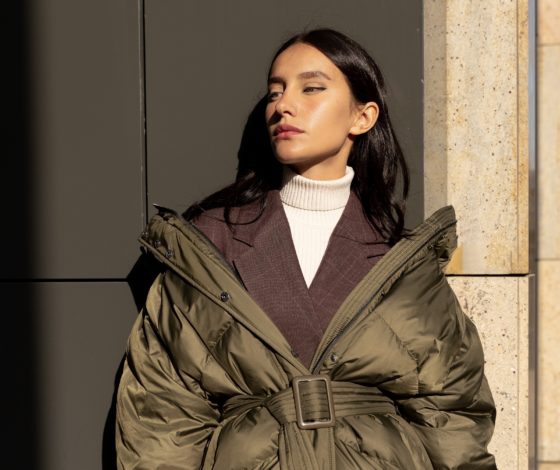 Как носить дутые пуховики и удлиненные куртки с поясом? Показывают I Am Studio