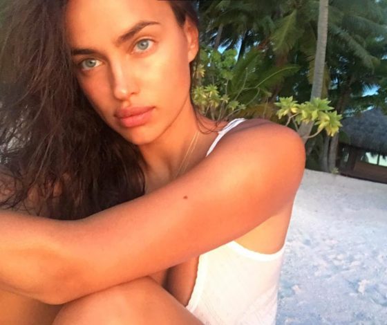 Ирина Шейк выложила новые фото в купальнике