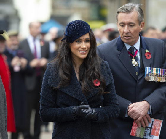 Не просто украшение: почему все члены королевской семьи носят брошь в виде красного цветка?